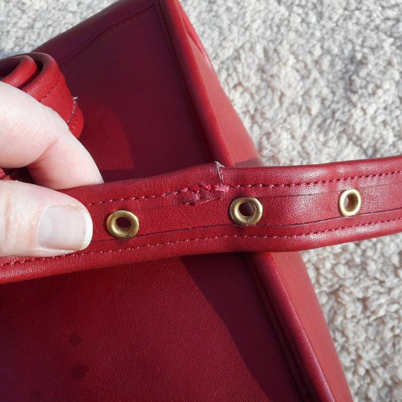 Vintage Coach Slim Duffle #9060 cross-body / Shoulder bag from 1998 in Red - Picture 9 of 13